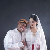 Wanita yang berasal dari Purwodadi, Jawa Tengah ini juga mengungkapkan saat awal hubungan belum memperkenalkan Makruf kepada keluarganya. Makruf hanya sering mengantar Arum pulang ke rumah usai pulang bekerja. Awalnya sih belom dikenalin ya. Kan aku kerja nya di Semarang kan kalau mau pulang rumah sering minta anter jemput sama dia. Dianter lah ke rumah pastinya orang tua tahu ya oh yang anter ini gitu, tapi aku nggak bilang apa-apa dulu sih cuma teman awal bilang gitu, kenang Arum. Foto: Dok. pribadi Arum Puspitasari.