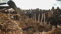 Alat berat seperti ekskavator dikerahkan dalam prosesi pemakaman korban gempa Turki.