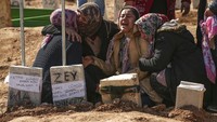 Keluarga tak kuasa menahan tangis di lokasi pemakaman di Adiyaman, Turki, Jumat (10/2/2023) waktu setempat.