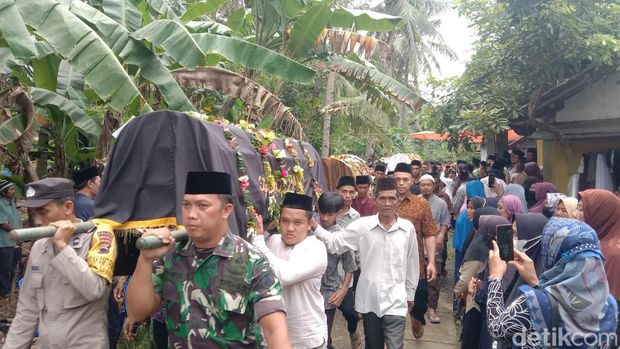 Pemakaman korban kecelakaan maut pikap asal Purworejo di Kebumen. Foto diunggah Sabtu (11/2/2023).