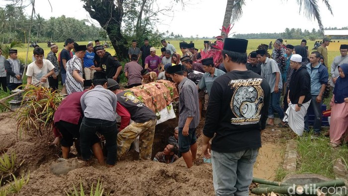 Pemakaman korban kecelakaan maut pikap asal Purworejo di Kebumen. Foto diunggah Sabtu (11/2/2023).
