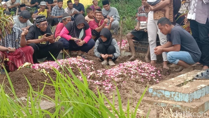 Pemakaman korban kecelakaan maut pikap asal Purworejo di Kebumen. Foto diunggah Sabtu (11/2/2023).