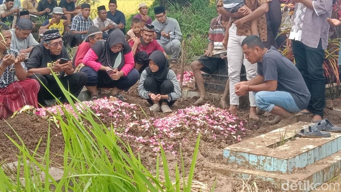 Pemakaman korban kecelakaan maut pikap asal Purworejo di Kebumen. Foto diunggah Sabtu (11/2/2023).