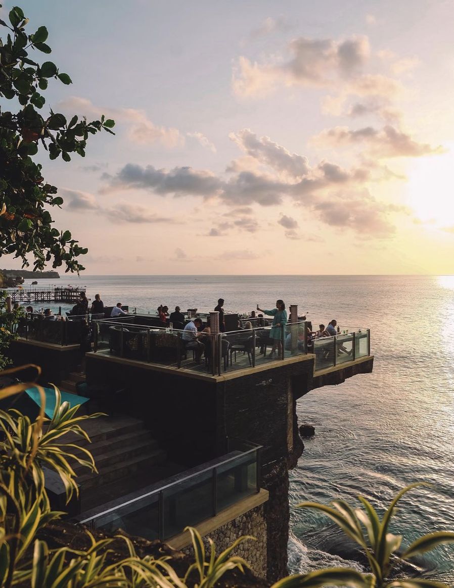 Pemandangannya Cantik! 5 Restoran di Bali Ini Berlokasi di Tepi Tebing