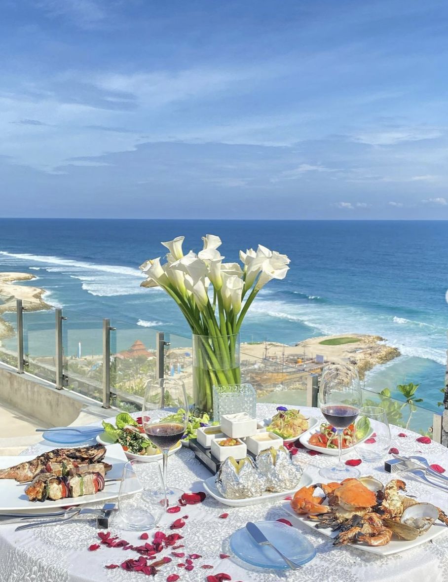 Pemandangannya Cantik! 5 Restoran di Bali Ini Berlokasi di Tepi Tebing