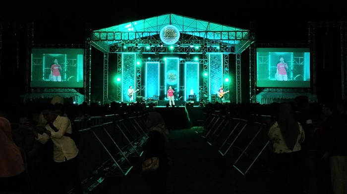 Ribuan warga menonton acara pembukaan Bau Nyale 2023 di Lapangan Pantai Tanjung Aan, Lombok Tengah, Nusa Tenggara Barat (NTB), Sabtu dini hari (11/2/2023). Acara itu dimeriahkan artis nasional dan lokal.
