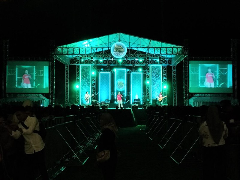 Ribuan warga menonton acara pembukaan Bau Nyale 2023 di Lapangan Pantai Tanjung Aan, Lombok Tengah, Nusa Tenggara Barat (NTB), Sabtu dini hari (11/2/2023). Acara itu dimeriahkan artis nasional dan lokal.