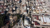 Sejumlah bangunan di sekitar masjid juga mengalami kerusakan yang cukup parah. Bahkan ada bangunan yang rata dengan tanah akibat gempa.