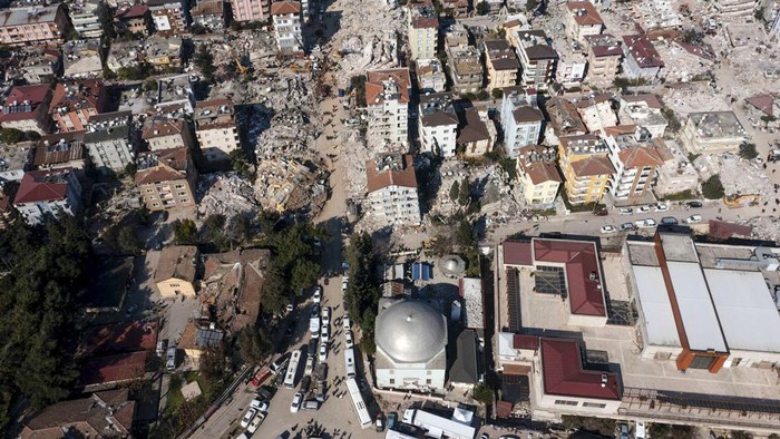 Penampakan Masjid Fatih yang Rusak Akibat Gempa Turki Ribuan bangunan rusak tanah akibat gempa di Turki pada Senin (6/2/2023) lalu. Selain gedung dan rumah, gempa juga merusak Masjid Fatih.