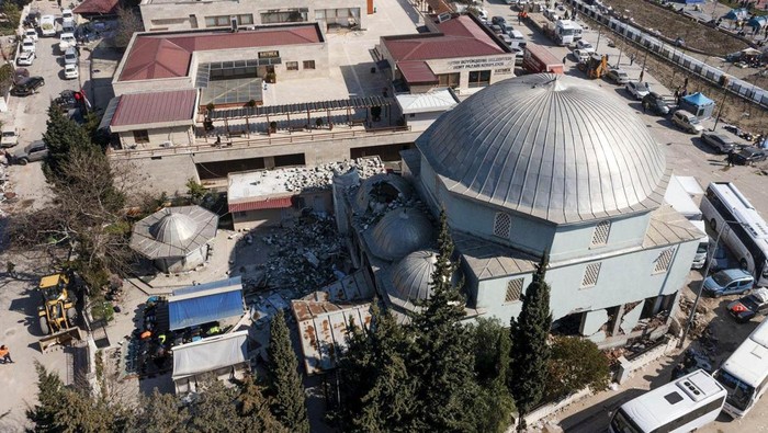 Ribuan bangunan rusak tanah akibat gempa di Turki pada Senin (6/2/2023) lalu. Selain gedung dan rumah, gempa juga merusak Masjid Fatih.