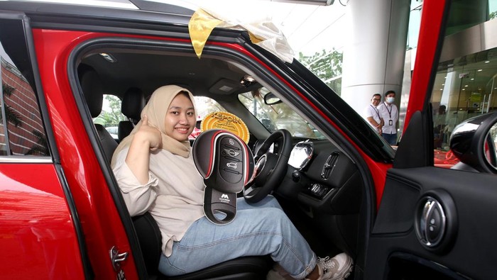 Penyerahan hadiah dari Bank Mega Syariah.