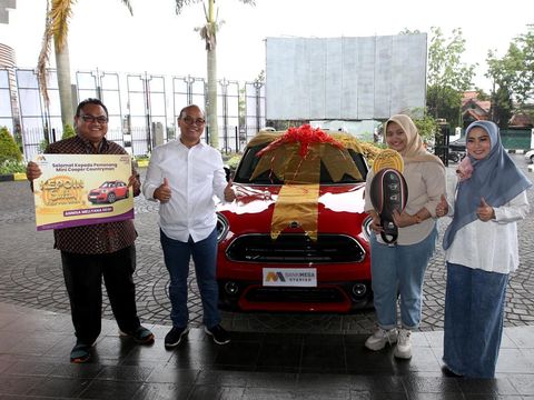 Penyerahan hadiah dari Bank Mega Syariah.