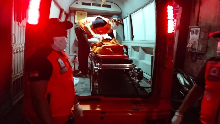 Petugas mengevakuasi seorang buruh harian berinisial RP (62) yang ditemukan tewas dengan lidah menjulur di kamar kosnya di Jalan Batukaru Nomor 33A, Kecamatan Denpasar Barat, Kota Denpasar, Bali. (Dok. Polresta Denpasar)