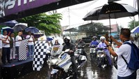 Solo Ride Touring Motor Listrik dilakukan oleh Maman Suparman (46) dari komunitas GRID (GESITS Riders Indonesia). Maman akan menempuh jarak kurang lebih 800 km dari Jakarta hingga finish di Kantor PLN Icon Plus SBU Regional Jawa Timur pada Minggu (12/2).