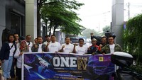 Direktur Utama PLN Icon Plus Ari Rahmat Indra Cahyadi didampingi Direktur Electricity Related Business Chipta Perdana melepas peserta Solo Ride Touring Motor Listrik di Kantor PLN Icon Plus SBU Regional Jakarta-Banten di Cawang, Jakarta Timur, Sabtu (11/2) pagi.