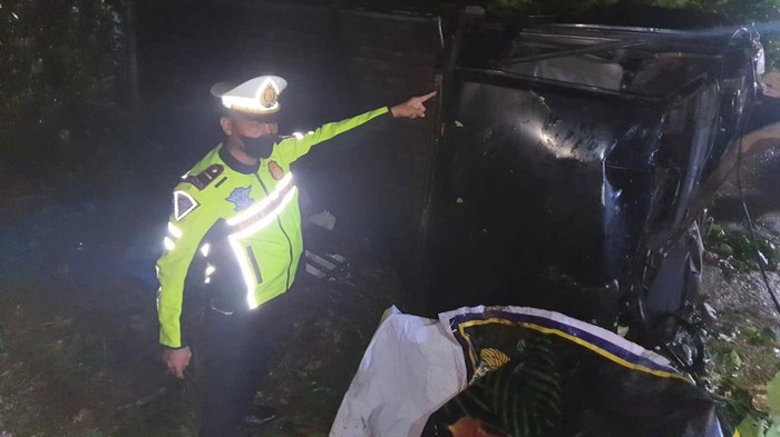Polisi menunjukkan kondisi mobil pikap yang terjun ke jurang sedalam 50 meter di Desa Jintung, Kecamatan Ayah, Kabupaten Kebumen, Jumat (10/2/2022) malam.