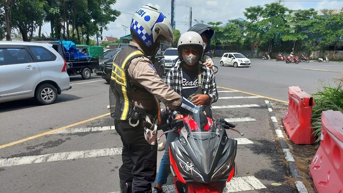 Polisi tindak pemotor yang tak pasang nopol