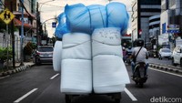 Muatan berlebih ini akan membahayakan pengendara lain.