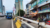 Meski melanggar lalu lintas dan berbahaya, para sopir bajaj nekat mengangkut muatan yang berlebihan tersebut.
