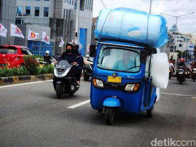 Aksi Nekat Bajaj Obesitas di Jalanan Ibu Kota