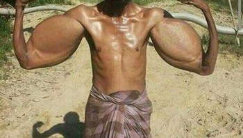 Besar ya bicep-nya. Foto: (Bored Panda).