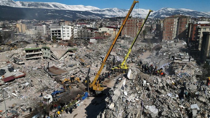 Potret Gedung-gedung Rata dengan Tanah Usai Diguncang Gempa Turki Gempa bumi berkekuatan Magnitudo 7,8 mengguncang Turki pada Senin (6/2) lalu. Gempa mengakibatkan ribuan bangunan ambruk. Ini potretnya.