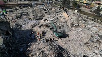 Gedung yang ambruk juga turut memicu kerusakan pada bangunan di sekitarnya.