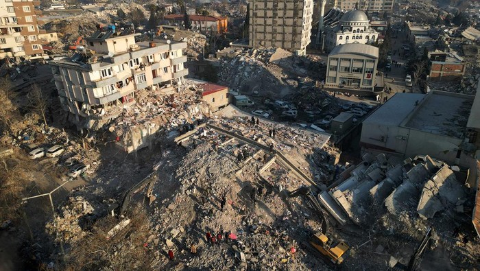 Potret Gedung-gedung Rata dengan Tanah Usai Diguncang Gempa Turki Gempa bumi berkekuatan Magnitudo 7,8 mengguncang Turki pada Senin (6/2) lalu. Gempa mengakibatkan ribuan bangunan ambruk. Ini potretnya.