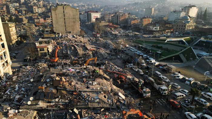Potret Gedung-gedung Rata dengan Tanah Usai Diguncang Gempa Turki Gempa bumi berkekuatan Magnitudo 7,8 mengguncang Turki pada Senin (6/2) lalu. Gempa mengakibatkan ribuan bangunan ambruk. Ini potretnya.