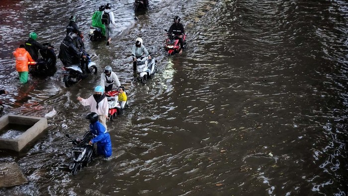 Hujan mengguyur Jakarta pagi ini. Hujan itu kembali menimbulkan genangan di kawasan perempatan Seskoal, Cipulir.