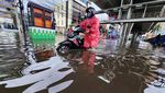 Potret Genangan yang Sempat Rendam Perempatan Cipulir Jaksel Pagi Ini