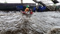 Pengendara harus menuntut kendaraannya, meski ada juga yang tetap melintas dengan mesin menyala.