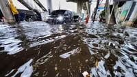 Beberapa pengendara mobil dan motor tetap memaksa melewati jalan tersebut.