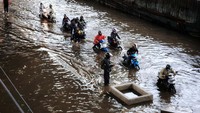 Genangan tersebut merendam setengah motor yang melintas.