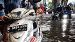 Potret Genangan yang Sempat Rendam Perempatan Cipulir Jaksel Pagi Ini
