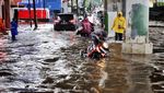 Potret Genangan yang Sempat Rendam Perempatan Cipulir Jaksel Pagi Ini
