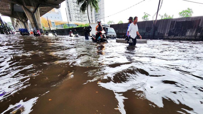 Potret Genangan yang Sempat Rendam Perempatan Cipulir Jaksel Pagi Ini Hujan mengguyur Jakarta pagi ini. Hujan itu kembali menimbulkan genangan di kawasan perempatan Seskoal, Cipulir.