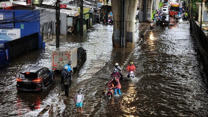 Potret Genangan yang Sempat Rendam Perempatan Cipulir Jaksel Pagi Ini Hujan mengguyur Jakarta pagi ini. Hujan itu kembali menimbulkan genangan di kawasan perempatan Seskoal, Cipulir.