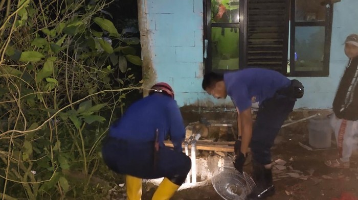 Proses evakuasi bangkai kucing di sumur milik warga di Kemang, Bogor (dok. Ist)