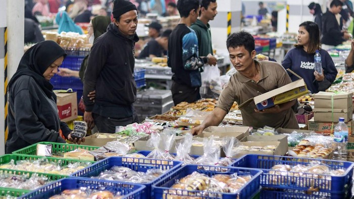RELOKASI PASAR KUE SUBUH Sejumlah pedagang menjajakan dagangannya pada Festival Kue Subuh di area parkir gedung Senen Jaya 1 dan 2, Jakarta, Sabtu (11/2/2023) dini hari. Kegiatan yang digelar selama satu bulan ke depan mulai jam 18.00-05.00 WIB tersebut merupakan ajang promosi pindahnya pasar kue subuh dari Senen Jaya Blok 5 ke area parkir gedung Senen Jaya 1 dan 2. ANTARA FOTO/Prabanndaru Wahyuaji/sgd