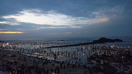 Ribuan warga tumpah ruah mengikuti puncak event Pesona Bau Nyale 2023 di Tanjung Aan Kuta Mandalika, Lombok Tengah, Nusa Tenggara Barat (NTB), Sabtu (11/2/2023).