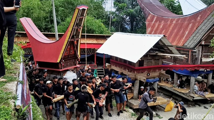 Ritual Mapaola dalam Rambu Solo