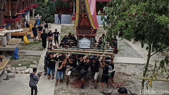 Ritual Mapaola dalam Rambu Solo