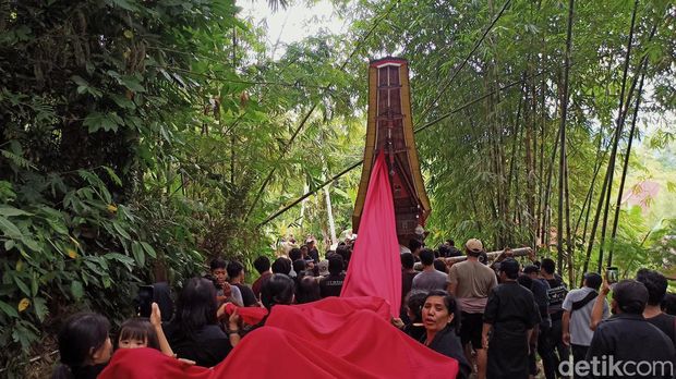 Ritual Ma'paola dalam Rambu Solo