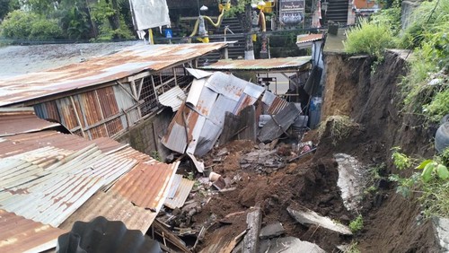 Senderan rumah sepanjang 10 meter jebol timpa rumah kontrakan yang ada di bawahnya, Sabtu (11/2/2023).