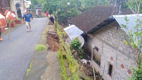 Senderan jalan yang ada di Dusun Kampung Anyar, Desa Bukit Karangasem yang longsor setelah diguyur hujan deras pada Sabtu (11/2/2023).
