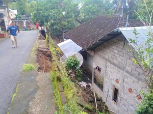 3 Keluarga di Karangasem Ngungsi akibat Senderan Jalan Jebol
