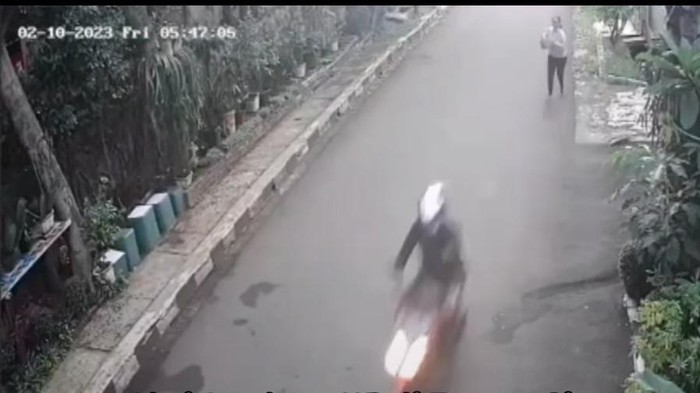 Seorang wanita sedang jogging di Taman Cimanggu, Tanah Sareal, Bogor diduga jadi korban penjambretan. Pelaku mengendarai sepeda motor.