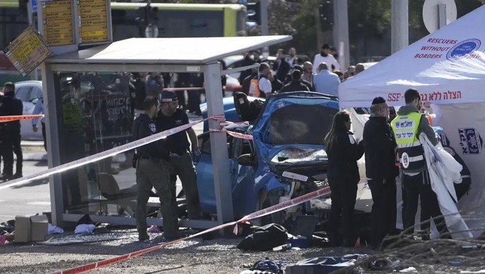 Mobil Tabrak Halte di Yerusalem Timur, 2 Orang Termasuk Anak-anak Tewas