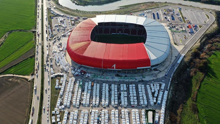 Gempa mengakibatkan ribuan warga kehilangan tempat tinggal di Turki. Hingga kini banyak warga yang terpaksa tinggal di tenda darurat di Stadion Hatay.
